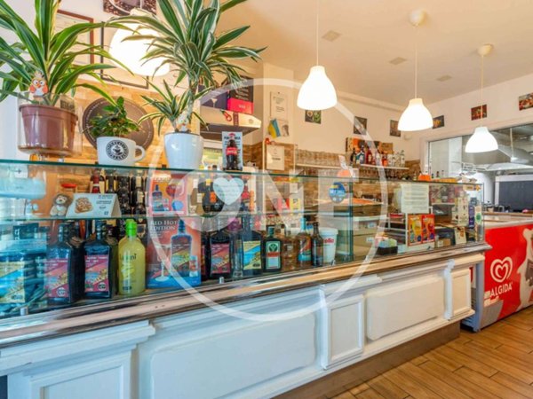 negozio in vendita a Pomezia in zona Torvaianica