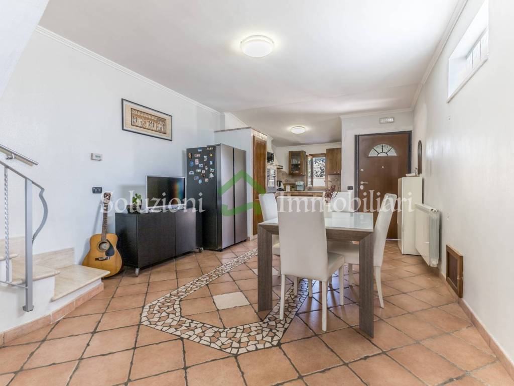 casa indipendente in vendita a Pomezia in zona Torvaianica