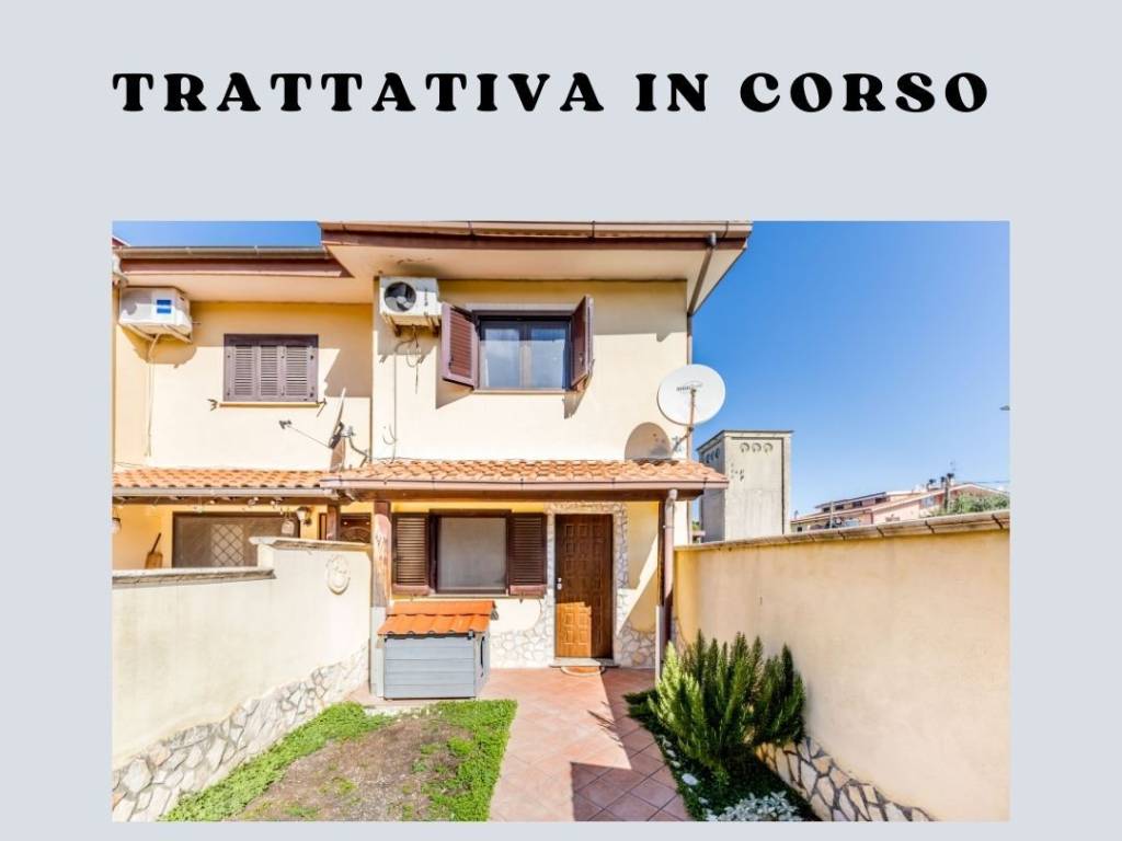 casa indipendente in vendita a Pomezia in zona Torvaianica