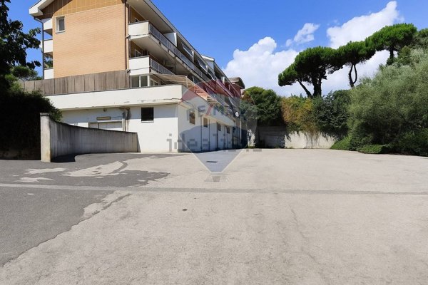 locale di sgombero in vendita a Pomezia