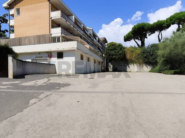 locale commerciale in vendita a Pomezia in zona Pratica di Mare