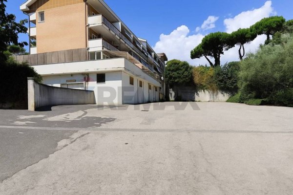 locale commerciale in vendita a Pomezia