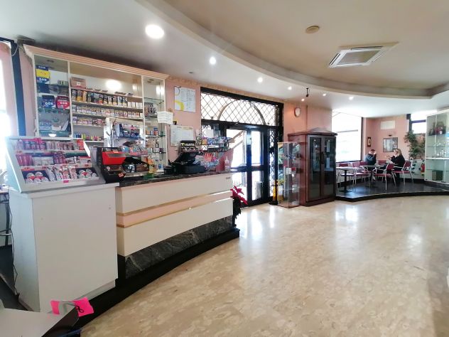 negozio in vendita a Pomezia in zona Santa Procula