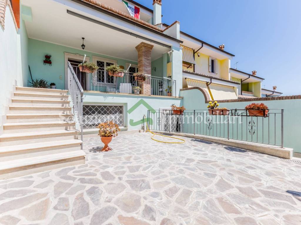 casa indipendente in vendita a Pomezia in zona Campo Jemini