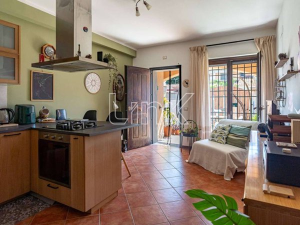 casa indipendente in vendita a Pomezia in zona Torvaianica