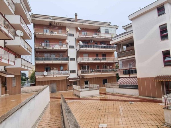 appartamento in vendita a Pomezia in zona Pratica di Mare