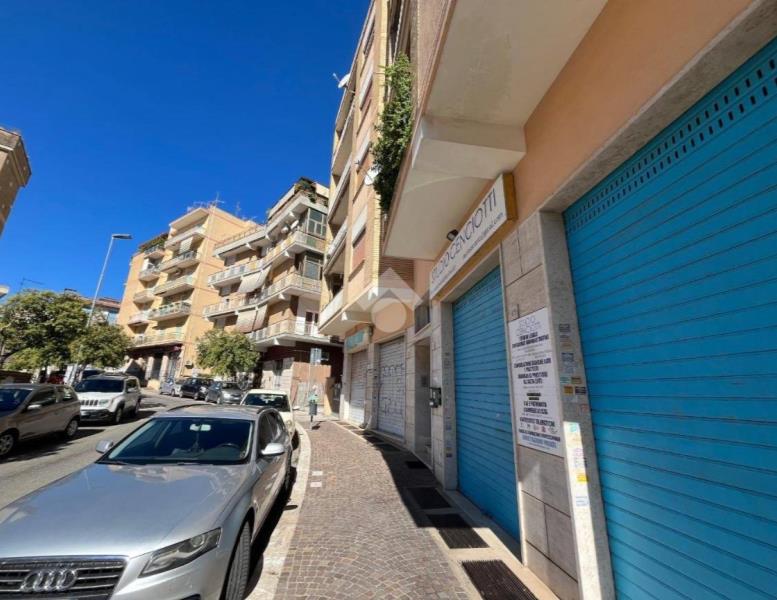 locale commerciale in vendita a Pomezia