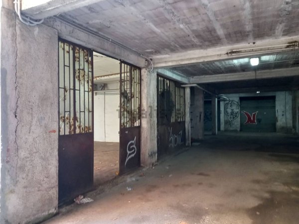 negozio in vendita a Pomezia in zona Torvaianica