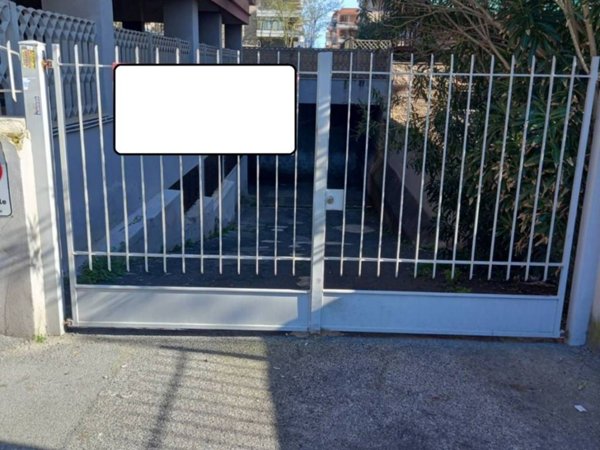 locale commerciale in vendita a Pomezia in zona Torvaianica