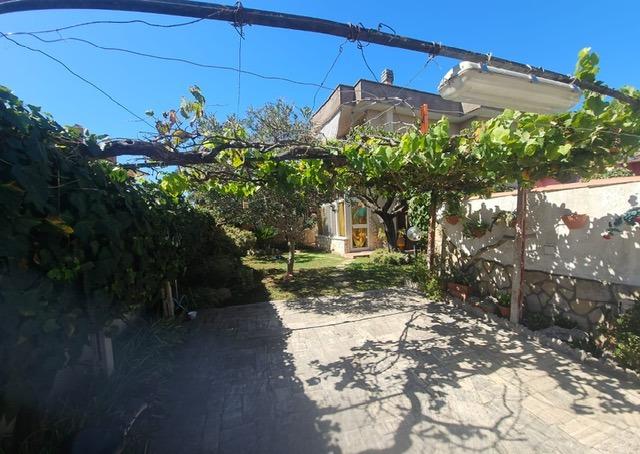 casa indipendente in vendita a Pomezia in zona Pratica di Mare