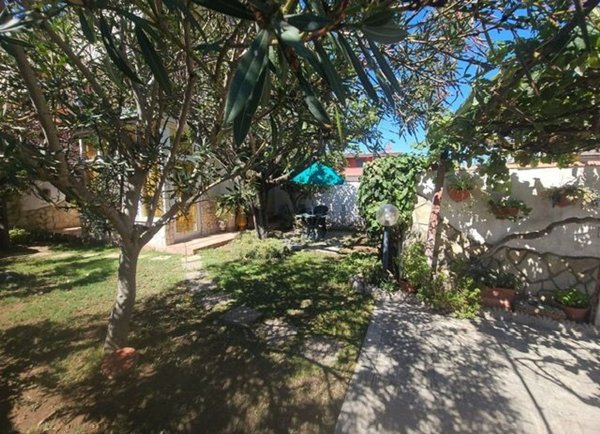 casa indipendente in vendita a Pomezia in zona Pratica di Mare