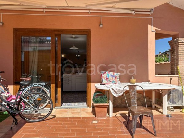 casa indipendente in vendita a Pomezia in zona Torvaianica Alta