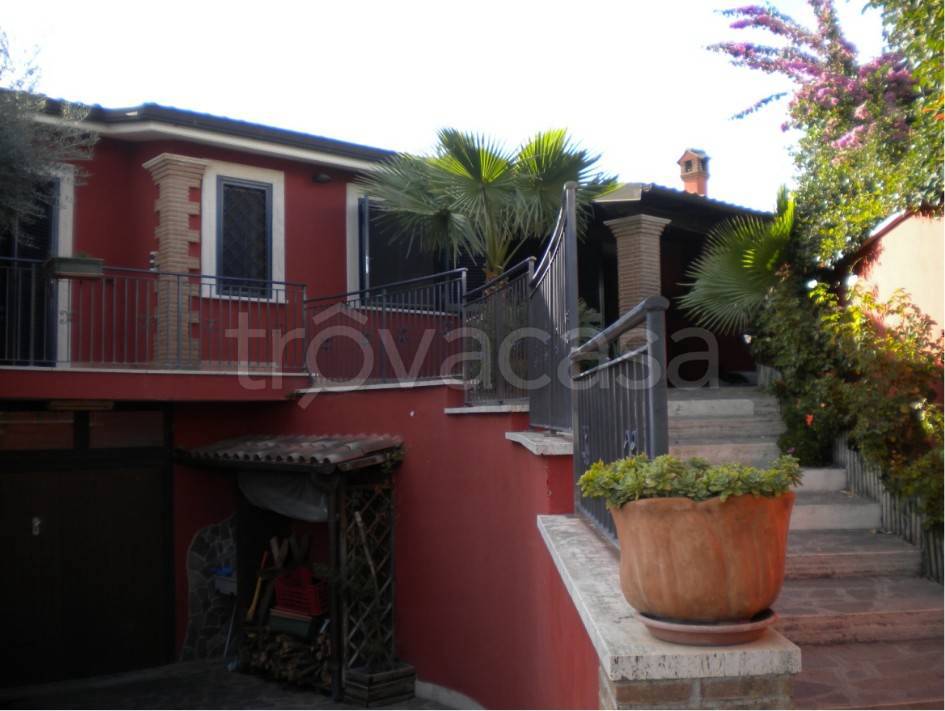 casa indipendente in vendita a Pomezia
