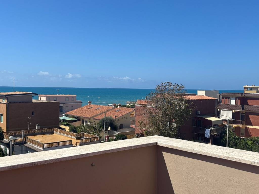 appartamento in vendita a Pomezia in zona Torvaianica