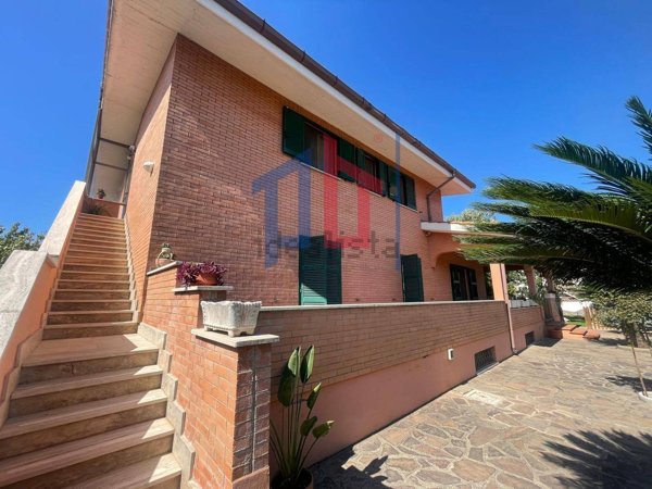 appartamento in vendita a Pomezia in zona Torvaianica Alta