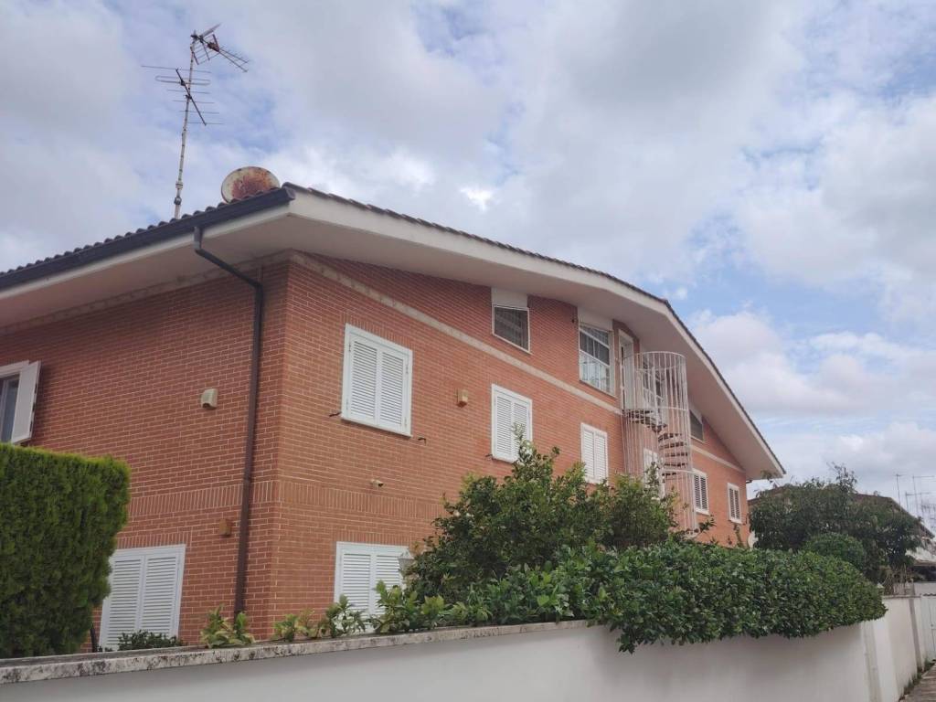casa indipendente in vendita a Pomezia in zona Campo Selva