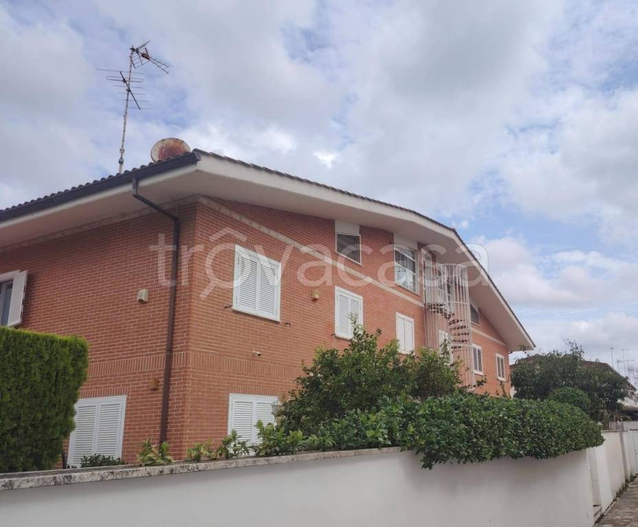 casa indipendente in vendita a Pomezia in zona Torvaianica