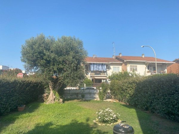 casa indipendente in vendita a Pomezia