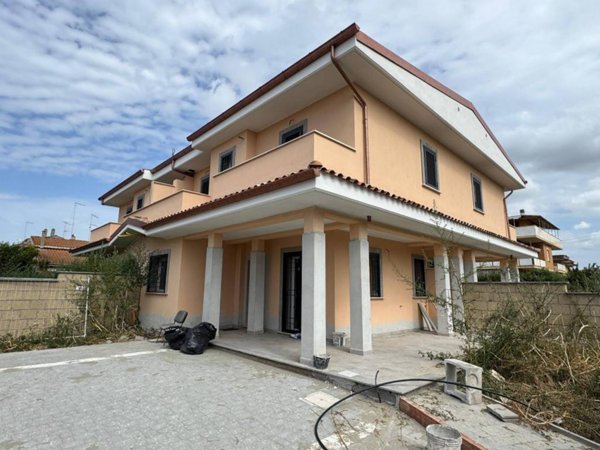 casa indipendente in vendita a Pomezia in zona Campo Selva