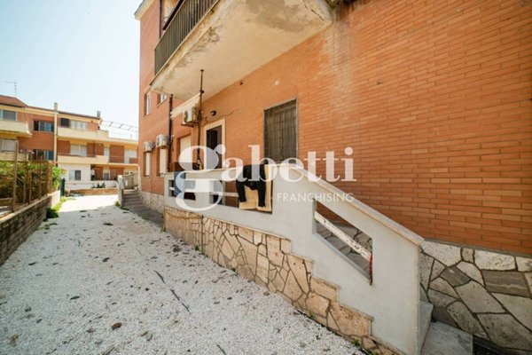 appartamento in vendita a Pomezia in zona Torvaianica