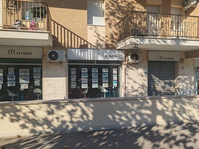negozio in vendita a Pomezia in zona Torvaianica