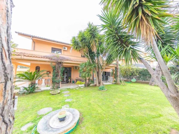 casa indipendente in vendita a Pomezia in zona Torvaianica
