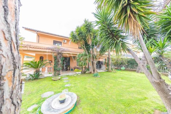 casa indipendente in vendita a Pomezia in zona Torvaianica