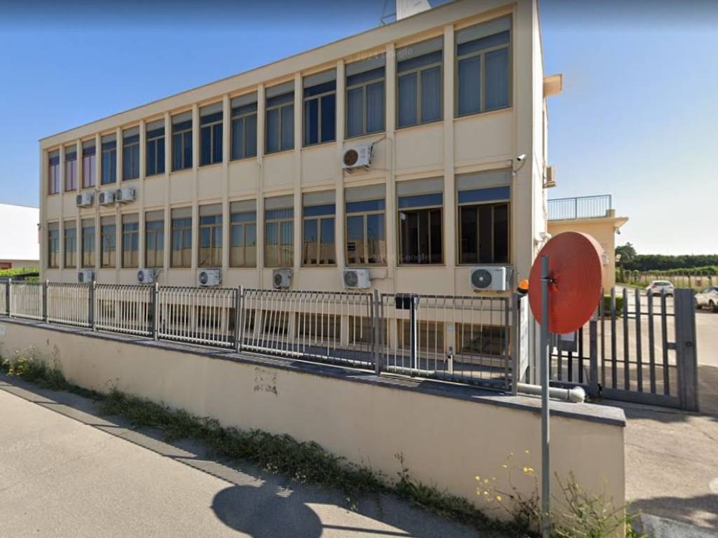locale commerciale in vendita a Pomezia in zona Pratica di Mare