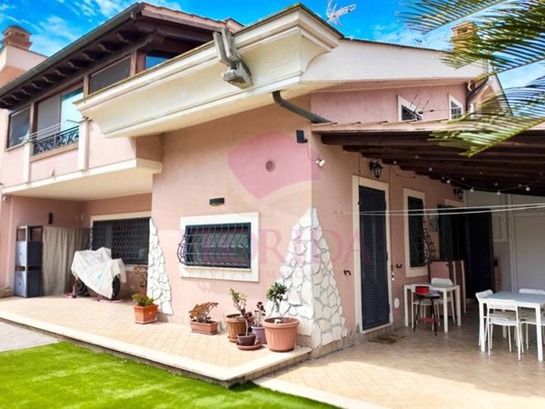 casa indipendente in vendita a Pomezia in zona Torvaianica Alta