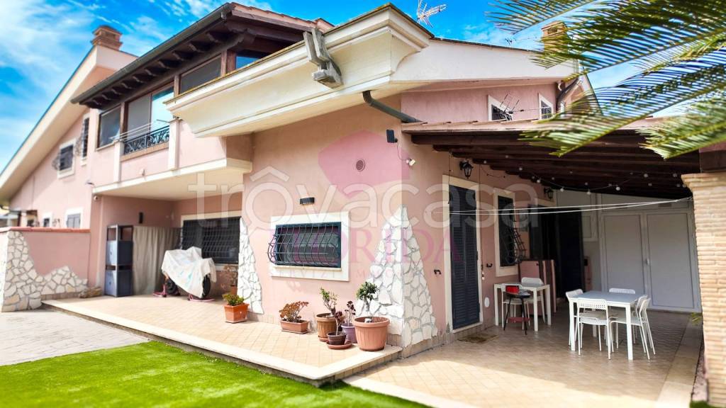 casa indipendente in vendita a Pomezia in zona Torvaianica