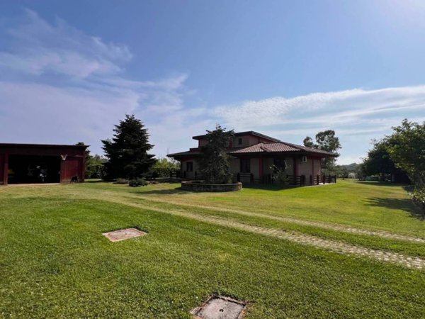 casa indipendente in vendita a Pomezia in zona Torvaianica Alta