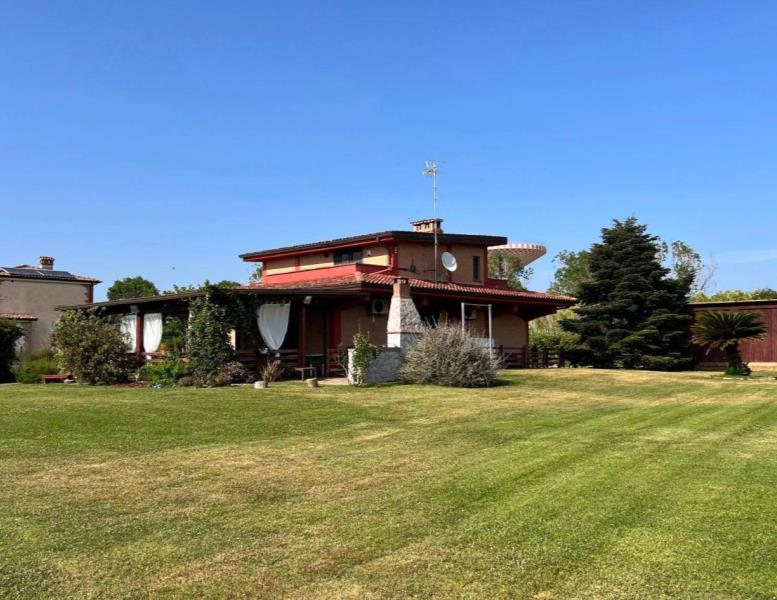 casa indipendente in vendita a Pomezia in zona Torvaianica Alta