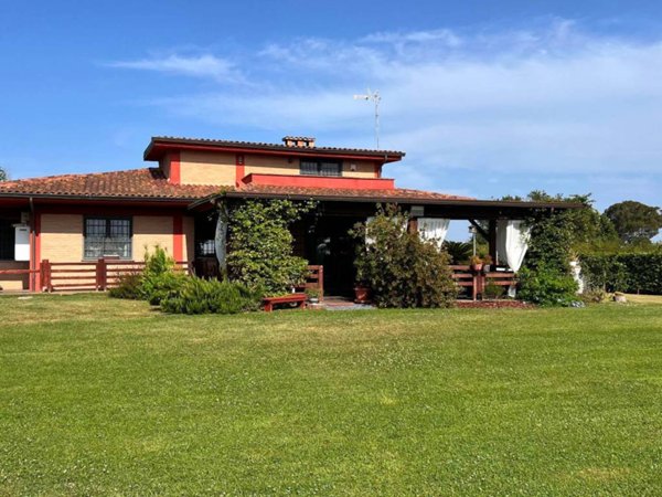 casa indipendente in vendita a Pomezia in zona Torvaianica Alta