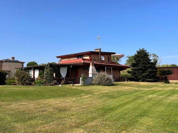 casa indipendente in vendita a Pomezia in zona Torvaianica Alta