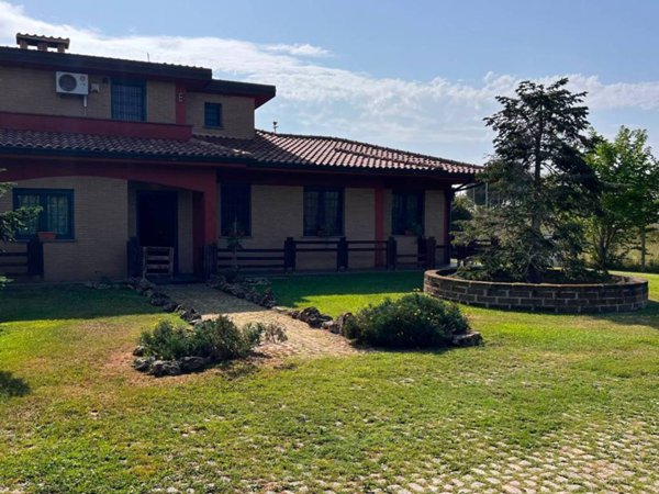 casa indipendente in vendita a Pomezia in zona Torvaianica Alta