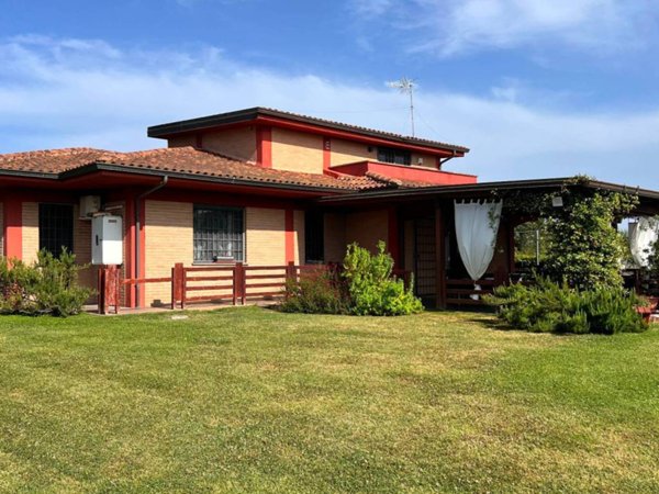 casa indipendente in vendita a Pomezia in zona Torvaianica Alta