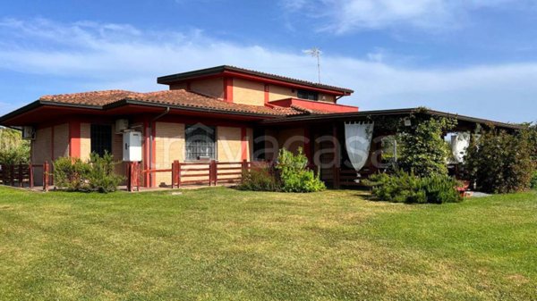 casa indipendente in vendita a Pomezia in zona Torvaianica Alta