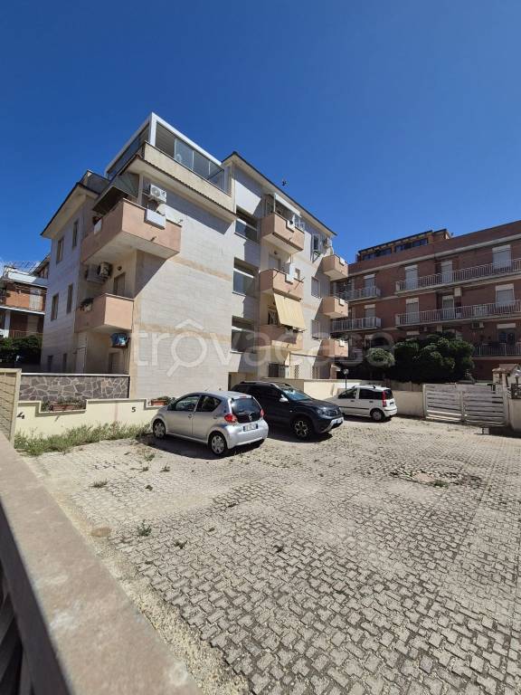appartamento in vendita a Pomezia in zona Torvaianica