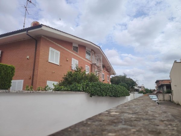 casa indipendente in vendita a Pomezia in zona Torvaianica