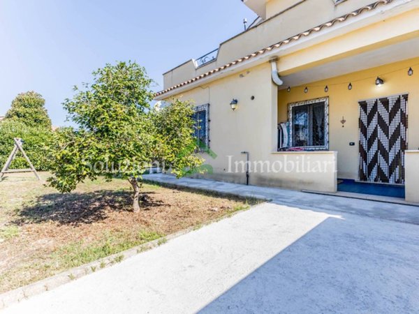 casa indipendente in vendita a Pomezia in zona Torvaianica