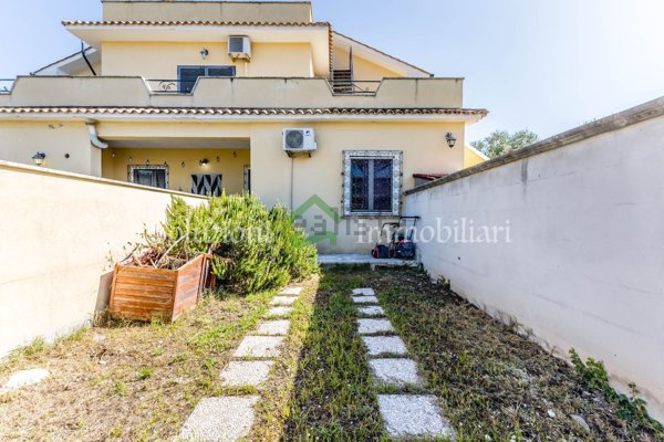 casa indipendente in vendita a Pomezia in zona Torvaianica
