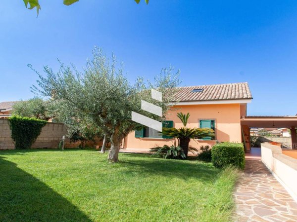 casa indipendente in vendita a Pomezia in zona Colli di Enea