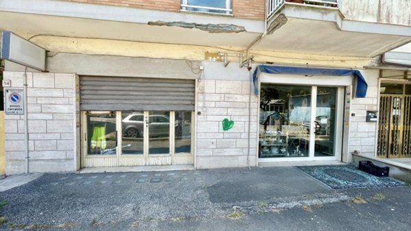negozio in vendita a Pomezia in zona Torvaianica