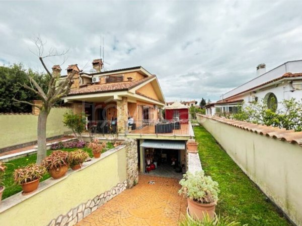 casa indipendente in vendita a Pomezia