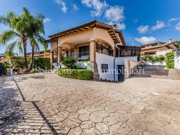 casa indipendente in vendita a Pomezia in zona Colli di Enea