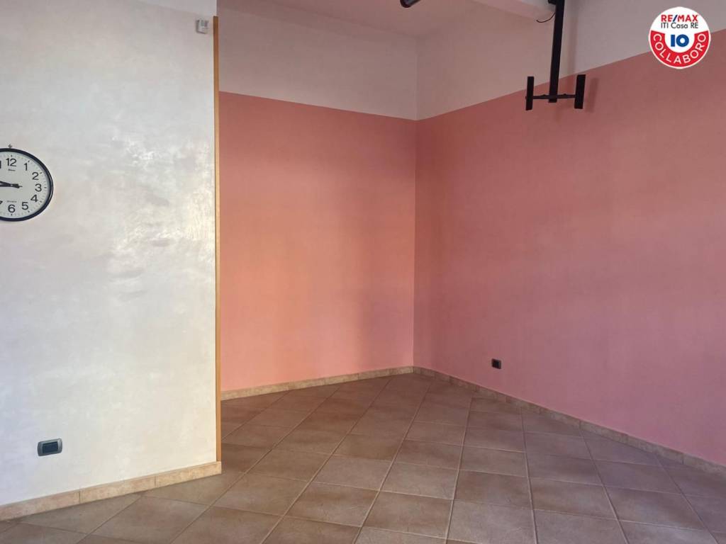 negozio in vendita a Pomezia in zona Torvaianica