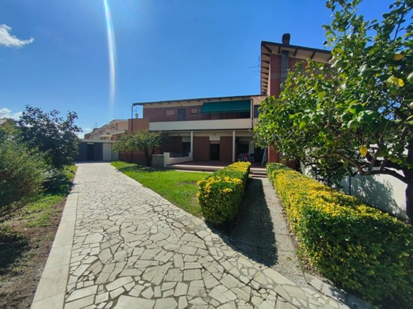 appartamento in vendita a Pomezia in zona Torvaianica