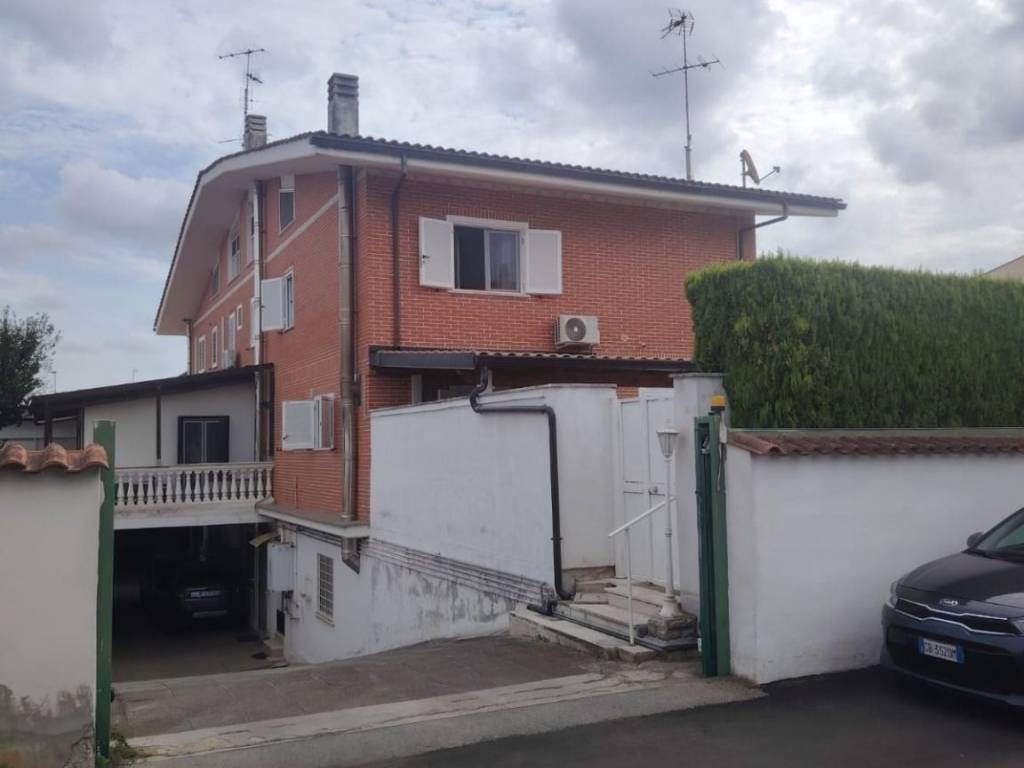 casa indipendente in vendita a Pomezia in zona Campo Selva