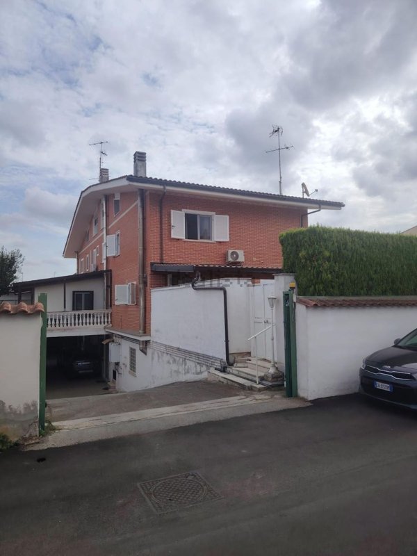 casa indipendente in vendita a Pomezia in zona Torvaianica