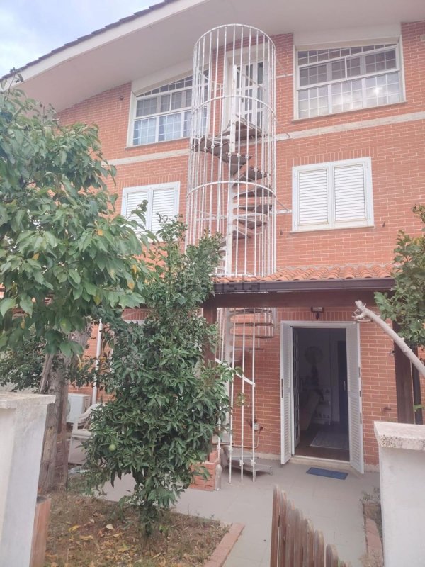 casa indipendente in vendita a Pomezia in zona Torvaianica